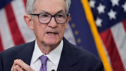 La Fed explicó que este recorte en las tasas de interés busca estimular el crecimiento económico y la contratación.