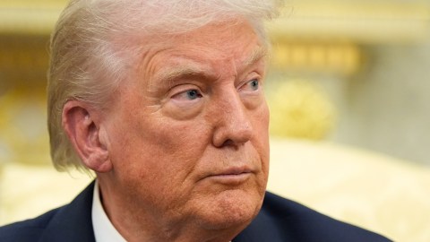 La agresiva política económica de Donald Trump no ha tenido los resultados esperados para la población.