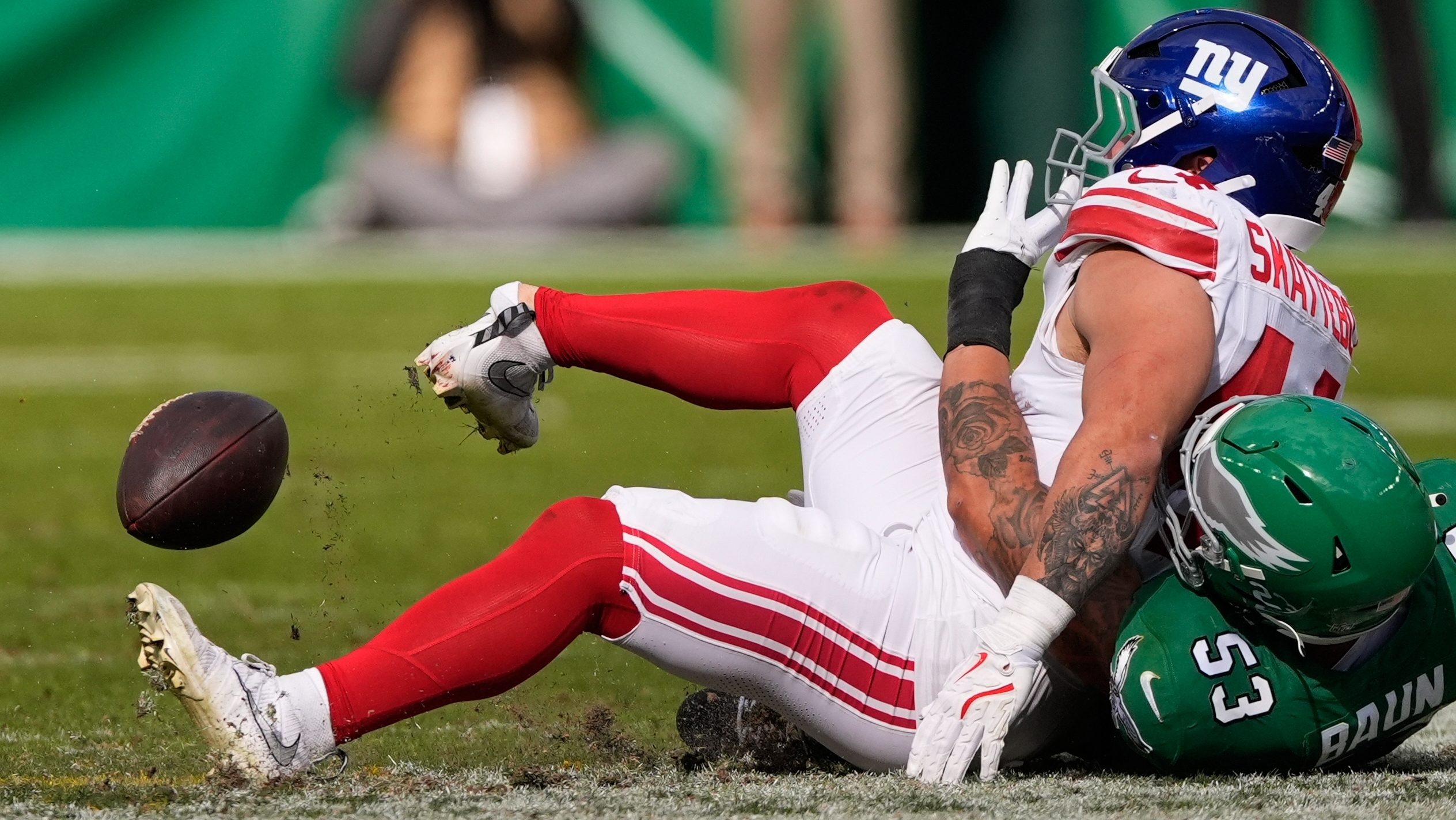 Cam Skattebo sufre escalofriante lesión de tobillo en pleno juego con New York Giants [VIDEO]