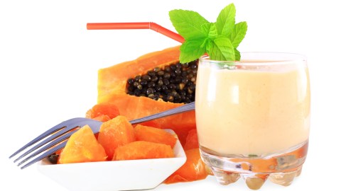 Los fitonutrientes de la papaya, el jengibre y la menta son beneficiosos para la eliminación de toxinas.
