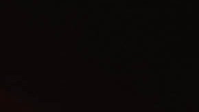 Los tonos naranja, durazno, ámbar y violeta, junto con texturas mixtas y patrones diversos en pisos y muros, crean una atmósfera muy acogedora.