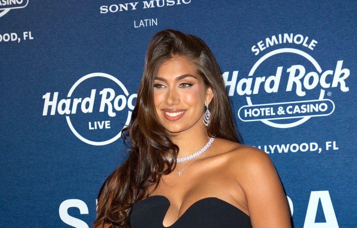 Lina Luaces, hija de Lili Estefan, encanta en desfile de moda con vestido de estilo princesa