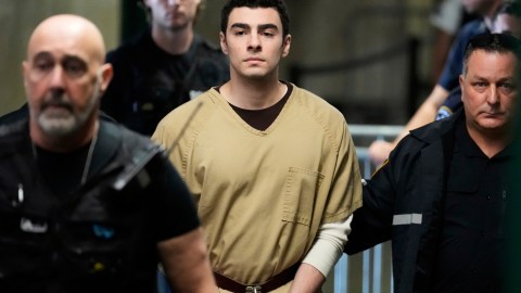 Defensa de Luigi Mangione pide eliminar cargos que podrían llevarlo a la pena de muerte