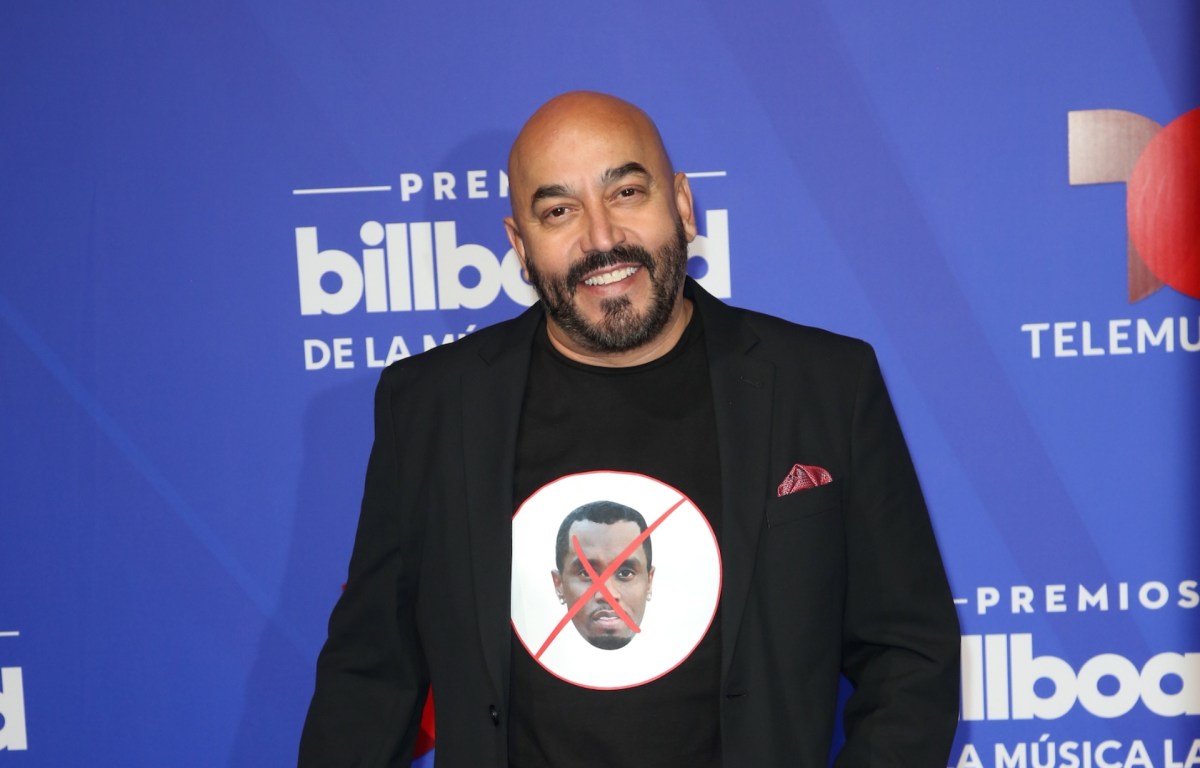 Lupillo Rivera reeditó su libro para lanzarlo en México y así evitar problemas