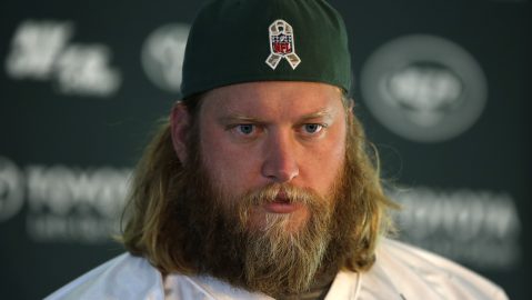 Nick Mangold, ofrece una conferencia de prensa tras un entrenamiento de la NFL.