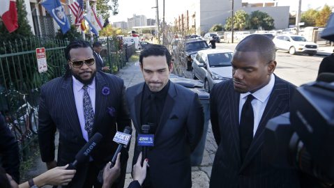El exjugador de la NFL Willie Colon (izquierda), el mariscal de campo de los Dallas Cowboys, Mark Sanchez, y el exjugador de los New York Jets, D'Brickashaw Ferguson.