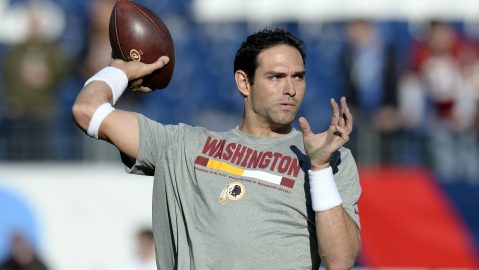 El mariscal de campo de los Washington Redskins, Mark Sánchez.