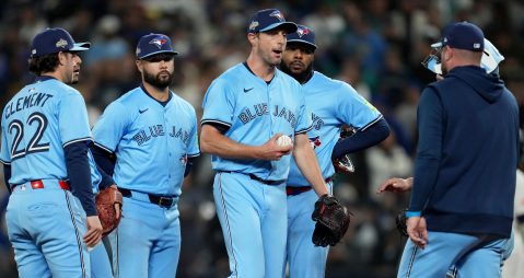 El mánager de los Toronto Blue Jays, John Schneider, a la derecha, saca al lanzador Max Scherzer del juego durante la sexta entrada del Juego 4 de la Serie de Campeonato de la Liga Americana de béisbol contra los Marineros de Seattle, el jueves 16 de octubre de 2025, en Seattle.