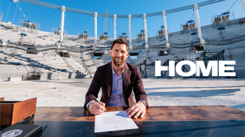 Lionel Messi firmando renovación con el Inter Miami.