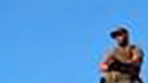 Marlon Odir Gómez Hernández, de 29 años, tuvo que ser rescatado tras quedar atrapado en el letrero.