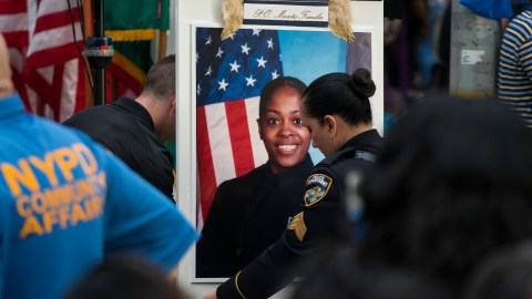 Hija de una oficial asesinada del NYPD pide pensiones vitalicias para huérfanos de héroes caídos