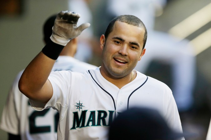 Jesús Montero, de los Marineros de Seattle, es recibido en el dugout tras conectar un jonrón solitario contra los Rockies de Colorado durante un partido de béisbol, el 12 de septiembre de 2015, en Seattle. (Foto AP/Ted S. Warren, archivo)