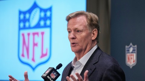 El comisionado de la NFL, Roger Goodell, habla durante una conferencia de prensa en la reunión de dueños de equipos de la NFL.