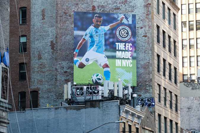 Maxi Moralez en una valla de NYCFC en la ciudad de Nueva York.