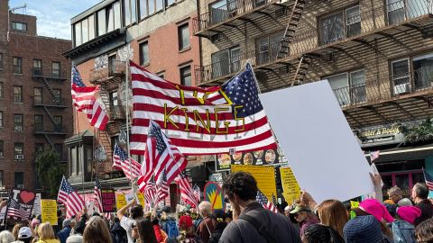 Más de 100,000 personas se estima que salieron a las calles en Nueva York.