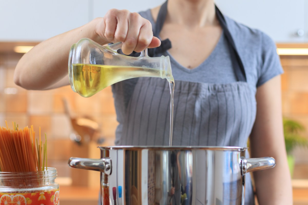 Cosas inútiles que haces en tu cocina: agregar aceite al cocinar pasta