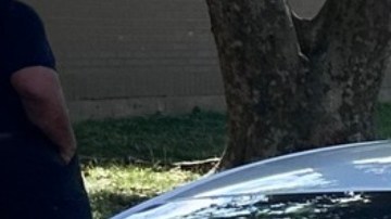Una de las patrullas se incendió y los bomberos lograron apagar las llamas.
