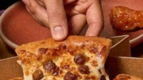 La nueva promoción incluye dos pizzas, palitos y alitas deshuesadas.