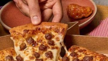 La nueva promoción incluye dos pizzas, palitos y alitas deshuesadas.