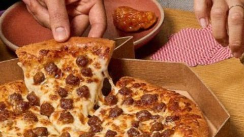 La nueva promoción incluye dos pizzas, palitos y alitas deshuesadas.