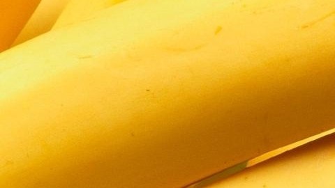 Un recipiente adecuado combinado con el control de la luz y la temperatura puede alargar la vida útil de los plátanos.