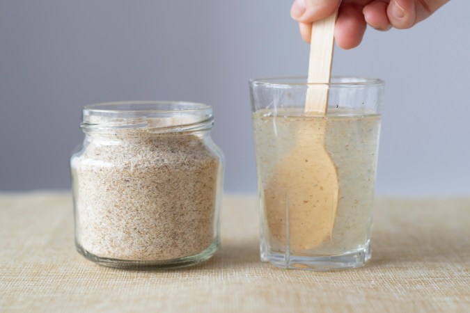 Los expertos recomiendan una buena hidratación tras el consumo de psyllium, esto favorecerá el proceso digestivo.