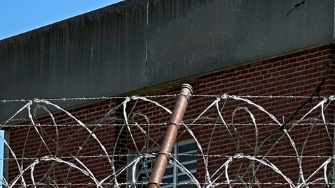 Andrew Cuomo propone reconstruir Rikers Island en lugar de cerrarla