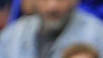 El jugador del Real Madrid español Royston Drenthe (izquierda) se enfrenta al jugador del Standard de Lieja belga Daniel Opare.
