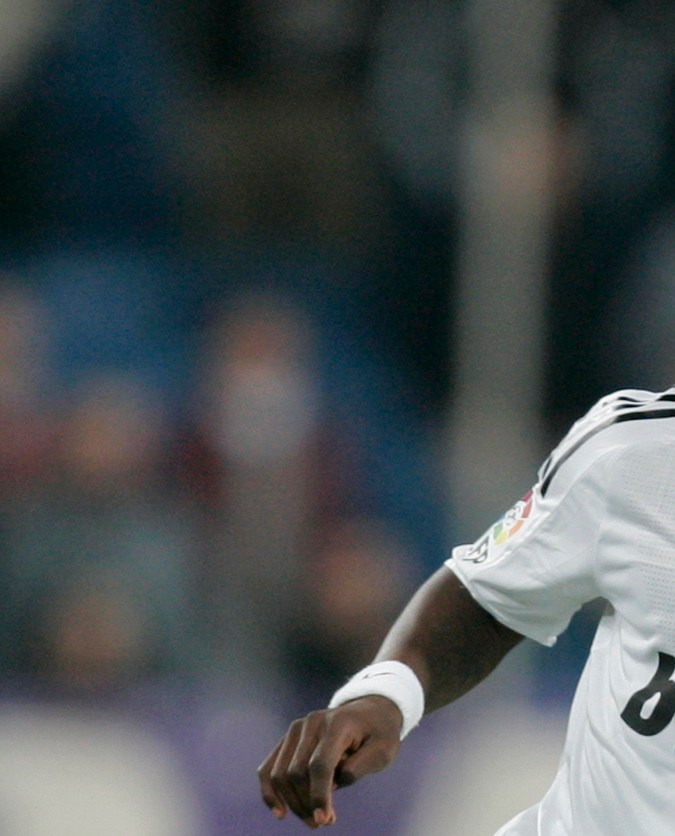 El holandés Royston Drenthe del Real Madrid controla el balón durante el partido de vuelta de la cuarta ronda de la Copa del Rey contra el Real Unión de la tercera división en el estadio Santiago Bernabéu de Madrid, el martes 11 de noviembre de 2008. (Foto AP/Paul White)