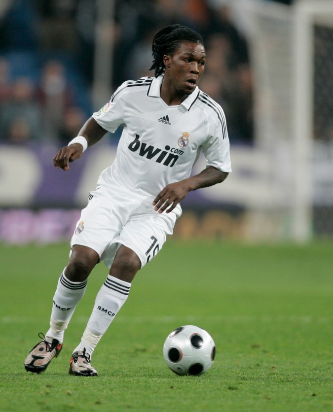 El holandés Royston Drenthe del Real Madrid controla el balón durante el partido de vuelta de la cuarta ronda de la Copa del Rey contra el Real Unión de la tercera división en el estadio Santiago Bernabéu de Madrid, el martes 11 de noviembre de 2008. (Foto AP/Paul White)
