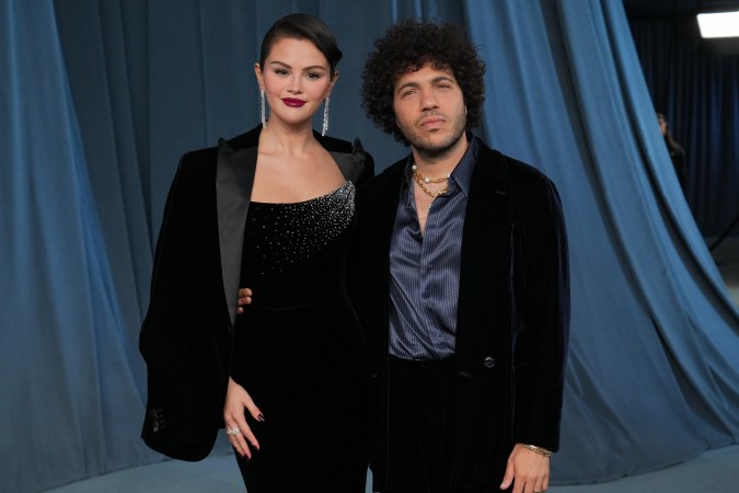 Selena Gomez posó junto a su esposo Benny Blanco en la Gala del Museo de la Academia.