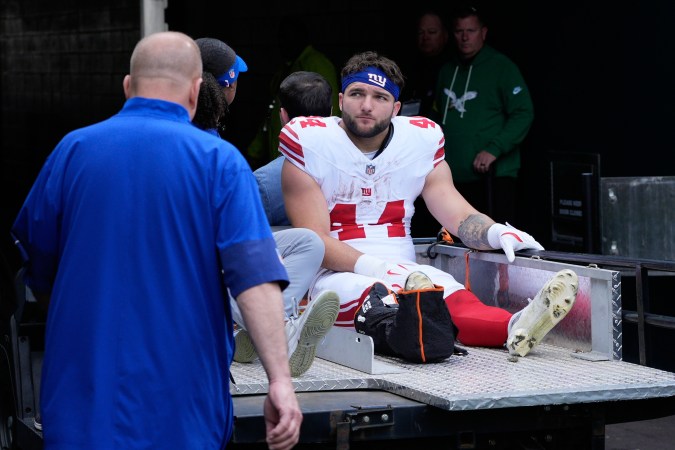 El corredor de los New York Giants, Cam Skattebo (44), abandona el campo tras lesionarse durante la primera mitad de un partido de la NFL contra los Philadelphia Eagles el domingo 26 de octubre de 2025 en Filadelfia. (Foto AP/Chris Szagola)