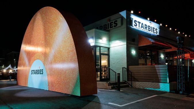 Un Starbucks en Nashville se transformará en la cafetería Starbies "La Vida de una Showgirl".