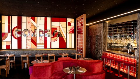 El espacio combina materiales cálidos, líneas curvas y guiños al Art Déco.