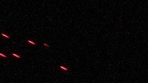 Un cartel de WrestleMania cuelga sobre la multitud durante un evento de la WWE.