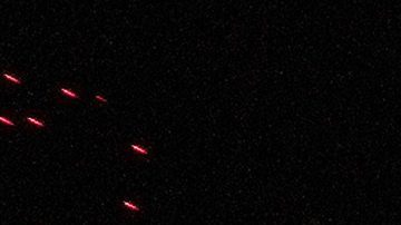 Un cartel de WrestleMania cuelga sobre la multitud durante un evento de la WWE.