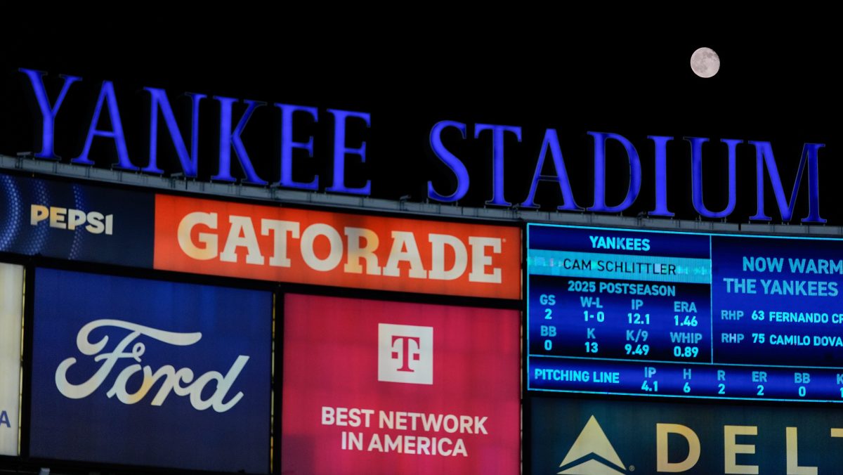 Seguridad del Yankee Stadium tackleó a fans que invadieron el campo; NYPD arrestó a uno [VIDEOS]