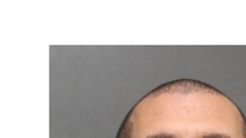 Los esposos Brian y Elizabeth DiBiasi al ser arrestados en enero de 2025.