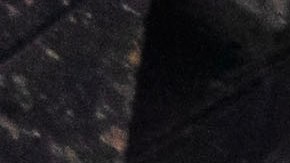 Fachada del Ambassador Theatre en Broadway, Nueva York, con marquesinas del musical Chicago iluminadas de noche.