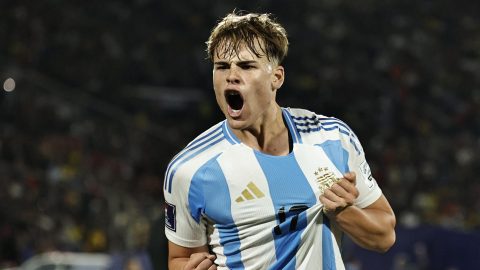 Mateo Silvetti de Argentina celebra un gol este miércoles, en un partido de las semifinales de la Copa del Mundo Sub-20 entre Argentina y Colombia en el estadio Nacional Julio Martínez Prádanos, en Santiago (Chile).