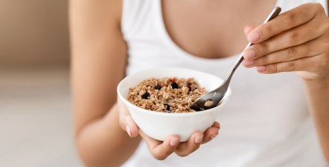 La avena tiene compuestos que ayudan a mejorar los niveles de azúcar en sangre y a recuperar la flora intestinal.
