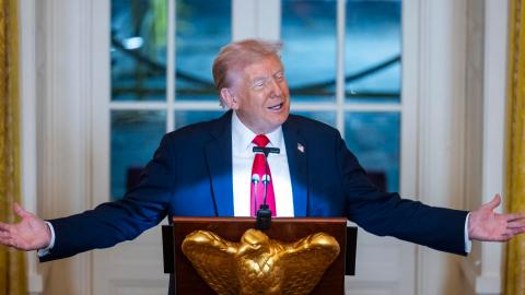 El presidente estadounidense, Donald Trump, habla antes de una cena para recaudar fondos para la ampliación de su salón de baile en la Sala Este de la Casa Blanca, en Washington, D. C., EE. UU., el 15 de octubre de 2025.