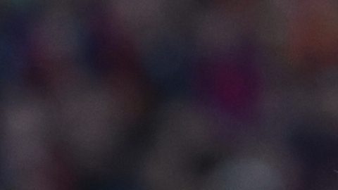 Lamine Yamal del Barcelona, ​​a la izquierda, y Logan Costa del Villarreal disputan el balón durante el partido de fútbol de La Liga española entre Barcelona y Villarreal en el Estadio Olímpico Lluis Companys en Barcelona, ​​España, el domingo 18 de mayo de 2025.