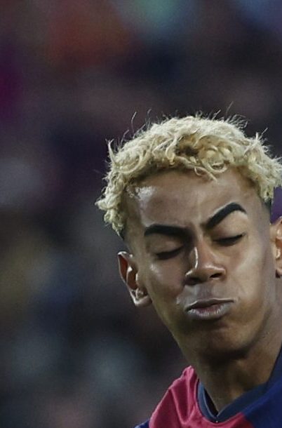 Lamine Yamal del Barcelona, ​​a la izquierda, y Logan Costa del Villarreal disputan el balón durante el partido de fútbol de La Liga española entre Barcelona y Villarreal en el Estadio Olímpico Lluis Companys en Barcelona, ​​España, el domingo 18 de mayo de 2025.