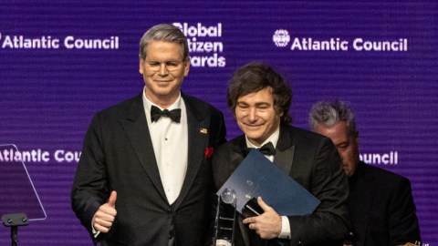 El secretario del Tesoro de los Estados Unidos, Scott Bessent, entregó un premio al presidente de Argentina, Javier Milei, en la ceremonia de los Premios Global Citizen, el miércoles 24 de septiembre de 2025, en Nueva York.