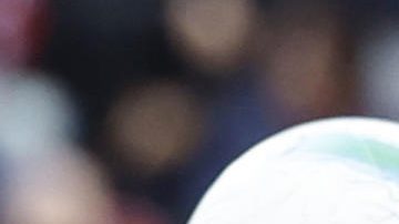 Nadir Zortea (izq.) del Bolonia y Louis Thomas Buffon del Pisa en acción durante el partido de fútbol de la Serie A italiana entre el Bolonia FC y el Pisa SC en Bolonia, Italia, el 5 de octubre de 2025