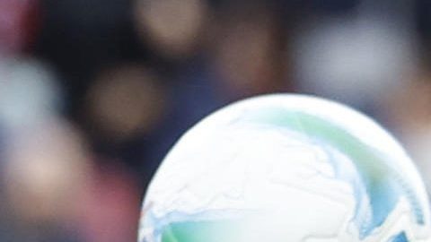 Nadir Zortea (izq.) del Bolonia y Louis Thomas Buffon del Pisa en acción durante el partido de fútbol de la Serie A italiana entre el Bolonia FC y el Pisa SC en Bolonia, Italia, el 5 de octubre de 2025