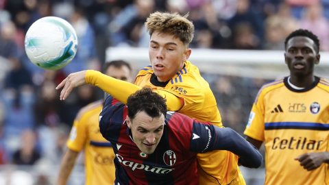 Nadir Zortea (izq.) del Bolonia y Louis Thomas Buffon del Pisa en acción durante el partido de fútbol de la Serie A italiana entre el Bolonia FC y el Pisa SC en Bolonia, Italia, el 5 de octubre de 2025