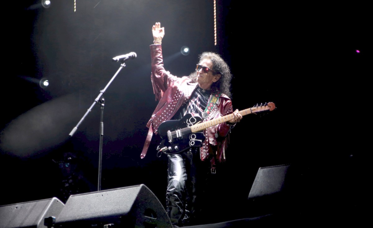 Cae pantalla sobre el escenario en pleno concierto de El Tri