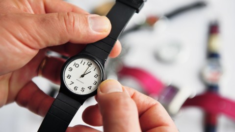 A diferencia de tu teléfono y otros dispositivos inteligentes, los relojes analógicos requieren que el cambio de hora sea manual.